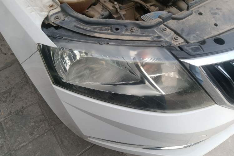 Used Skoda Rapid 2018 1.6L Automatic Comfort Edition Right Front Headlight