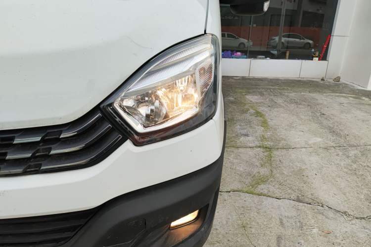 Used Iveco Eurocargo 2021 3.0T Automatic Chao Rui Short Wheelbase Low-Roof Side-Sliding Door F1C
