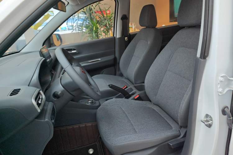 Used Wuling Hongguang New Energy 2025 Extended-Range Hybrid 50KM Comfort Version Left Front Seat