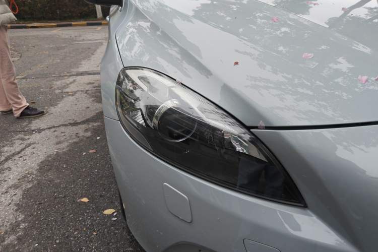 Used Volvo V40 2014 2.0T Zhiya Edition Right Front Headlight
