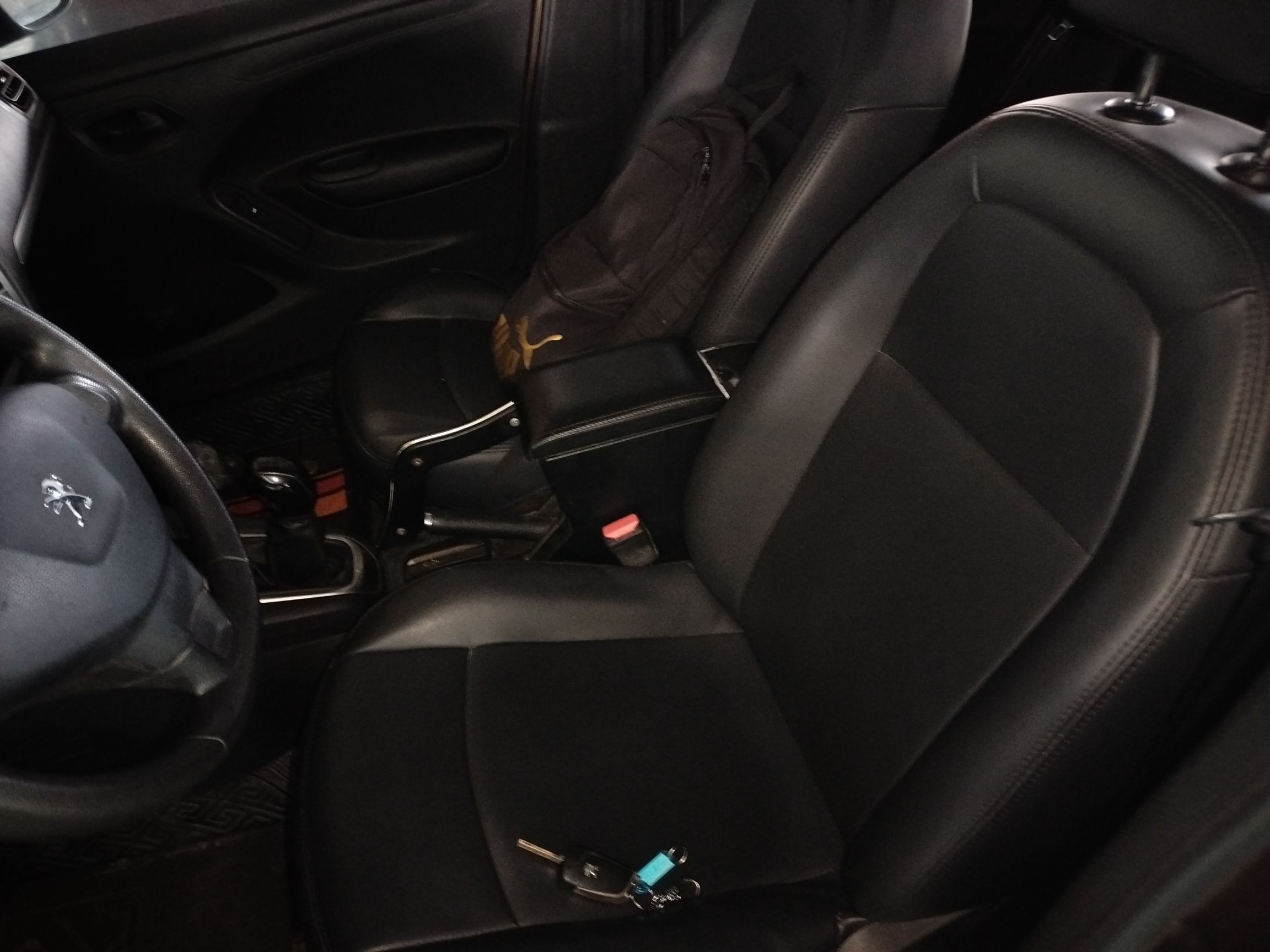 Переднее сиденье в автомобиле