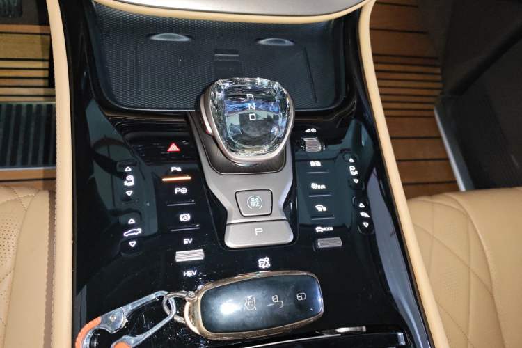 Used Denza D9 2022 DM-i 970 Four-Wheel Drive Flagship Model
