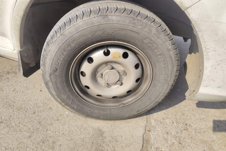 Used Dongfeng Yufeng EM26 2023 Standard Edition 41.472 kWh Henan Lithium Power Right Front Wheel Hub