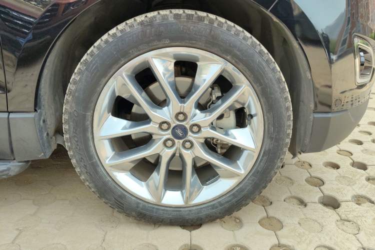 Used Ford Edge 2016 EcoBoost 245 Four-Wheel Drive Titanium 7-Seater Right Front Wheel Hub