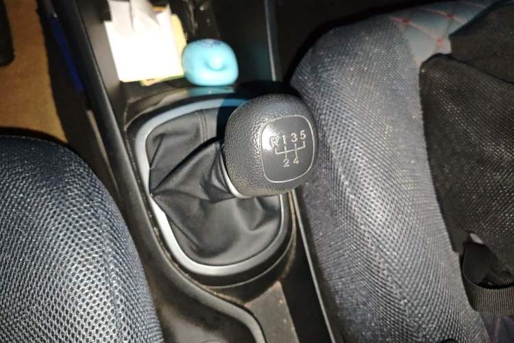 Used Kia K2 2012 Sedan 1.4L MT GLS Commemorative Edition Gear Lever
