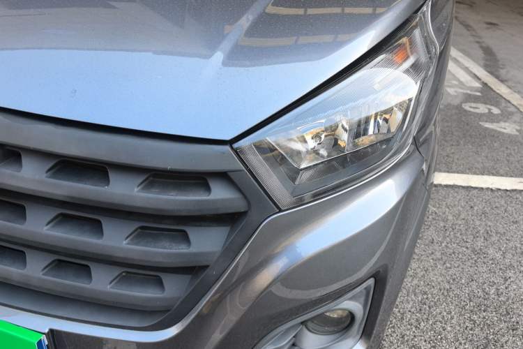 Used Jinbei Gold Hiace 2021 2.0L Passenger Vehicle Engineering Lion 5 Seats
