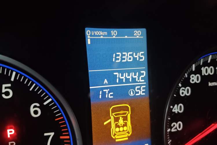 Used Honda CR-V 2010 2.4L automatic four-wheel drive luxury version Odometer Close Up