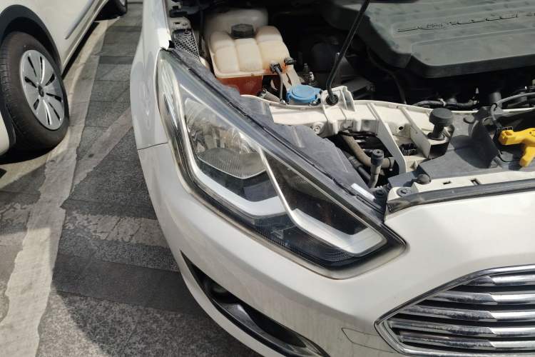 Used Ford Escort 2015 1.5L Automatic Fashion Model Right Front Headlight