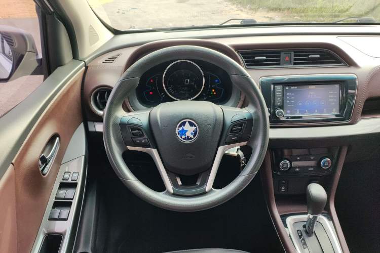 Used Venucia M50V 2017 1.6L XV CVT Deluxe Edition