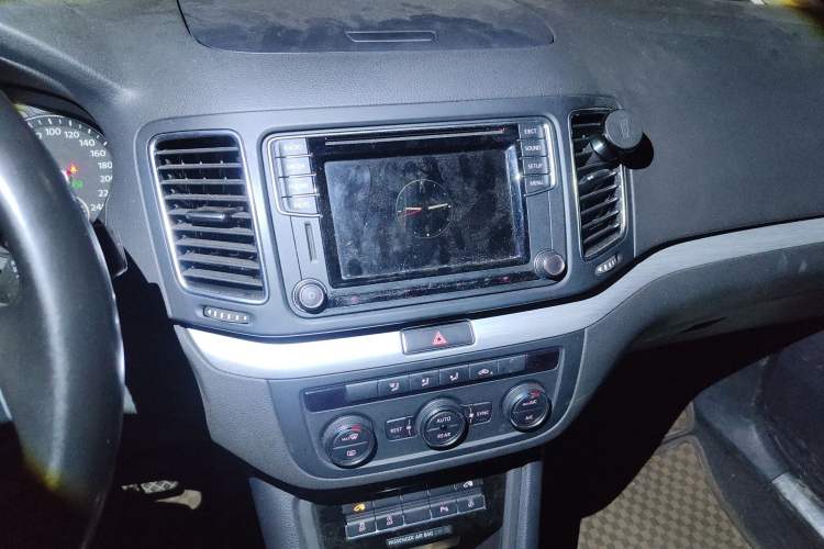 Used Volkswagen Sharan 2016 380TSI Comfort Edition 7-Seater Audio And AC Panel