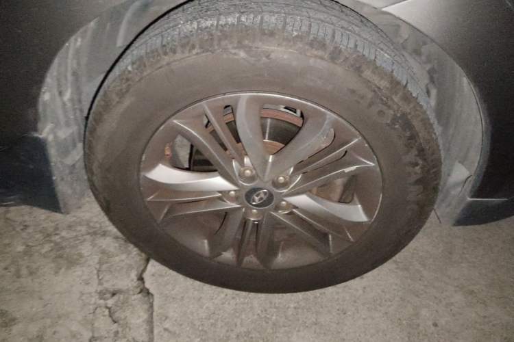 Used Hyundai ix35 2012 2.0L Automatic Two-Wheel Drive Elite Edition GLS Right Front Wheel Hub