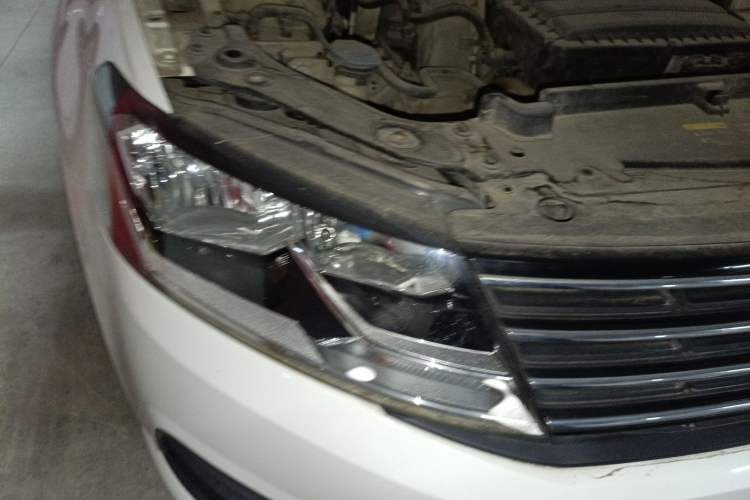 Used Volkswagen Lavida 2015 1.6L Automatic Fashion Edition Right Front Headlight