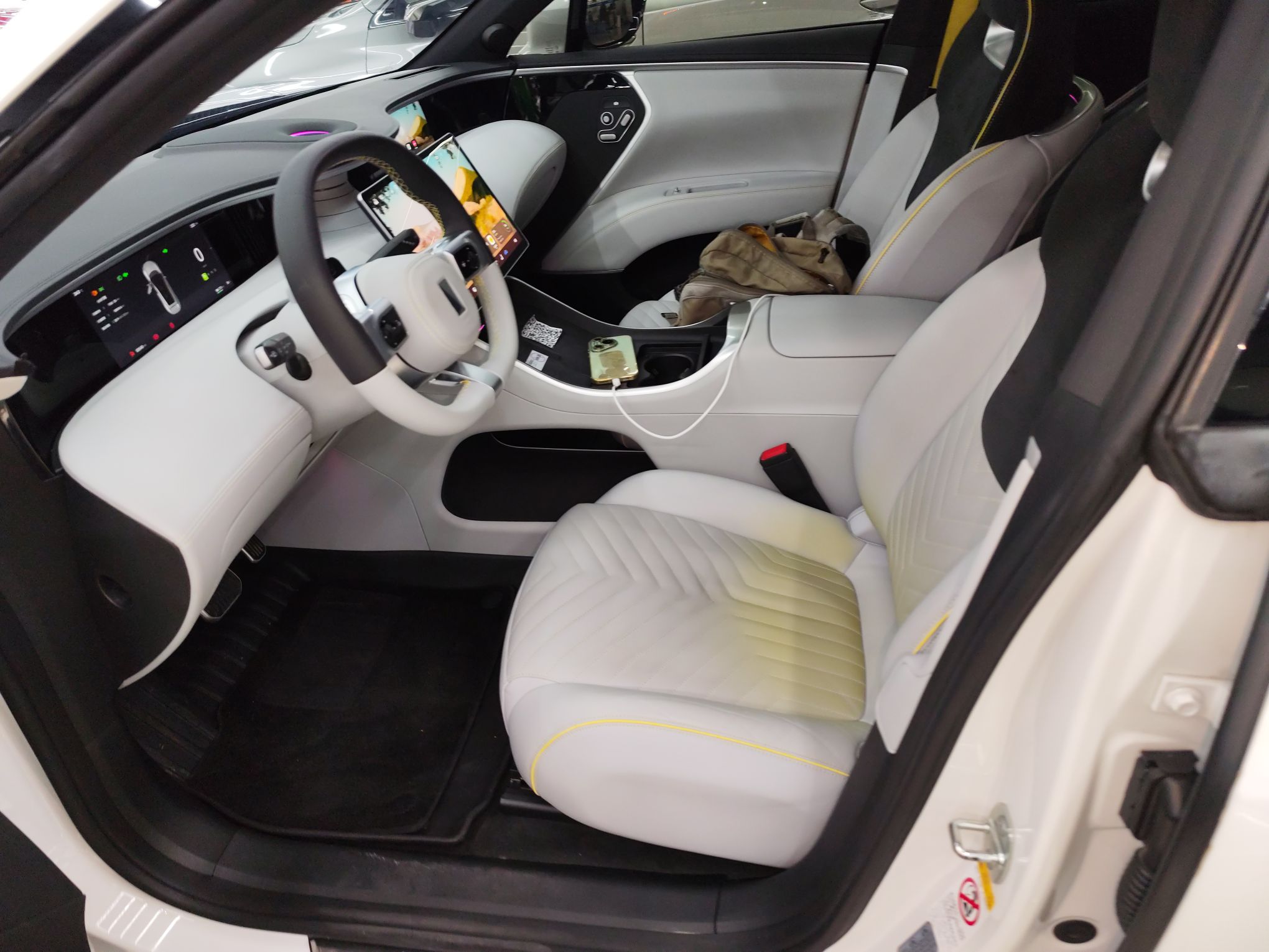 المقاعد الأمامية داخل السيارة