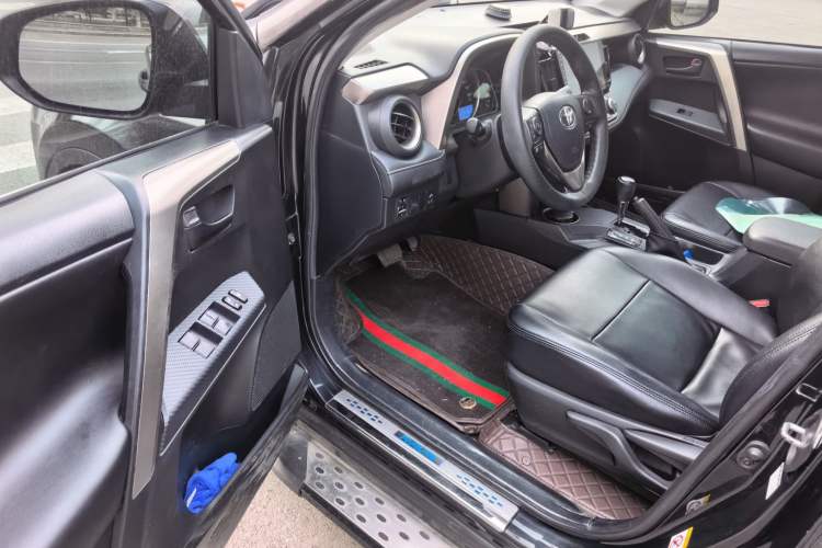 Used Toyota RAV4 2015 2.0L CVT Two-Wheel Drive Fashion Edition
