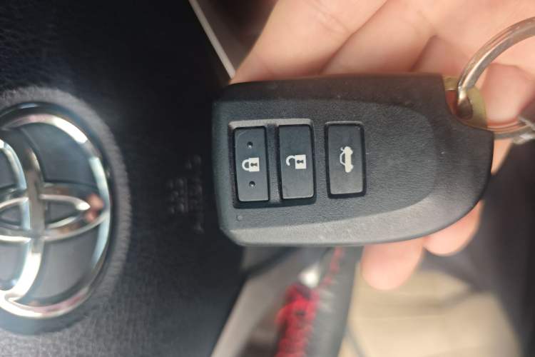 Used Toyota YARiS L Zhi Xiang 2017 1.5G CVT Xuan Dong Skyroof Edition Vehicle Key