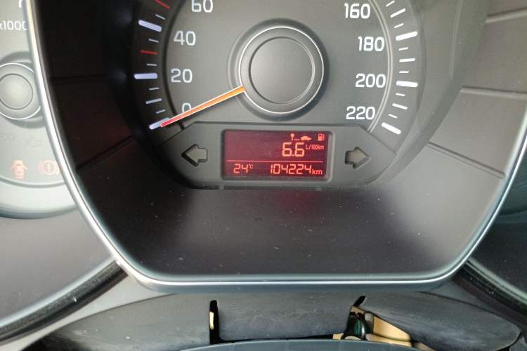 Used Kia K2 2015 Sedan 1.4L MT GLS Odometer Close Up