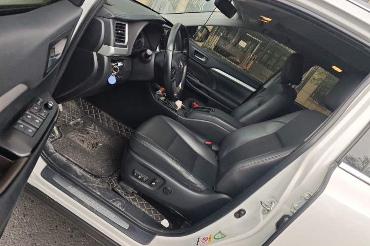 Used Toyota Highlander 2018 2.0T Four-Wheel Drive Luxury Version 7 Seats China VI Standard Driver Seat