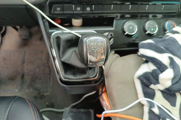 Used Dongfeng Yufeng 2023 V9+ 2.3T Manual Rear-Drive Cargo Van with Dual Rear Tires 3-Seater