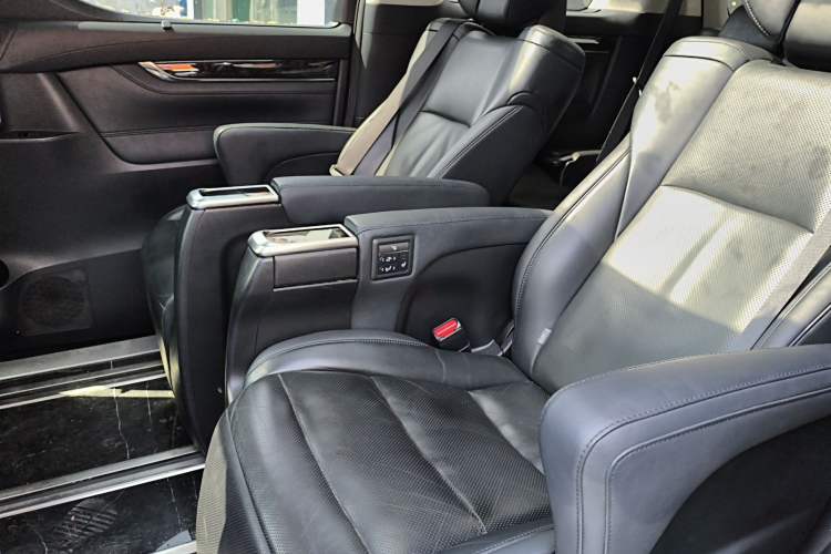 Used Toyota Vellfire 2021 Crown Dual-Engine 2.5L HV Luxury Edition
