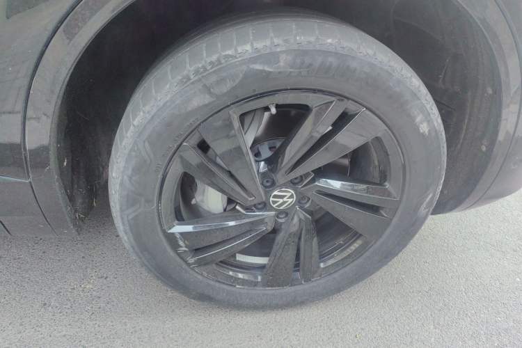 Used Volkswagen Touareg 2022 3.0 TSI Luxury Edition Black Diamond Sport Package Right Front Wheel Hub