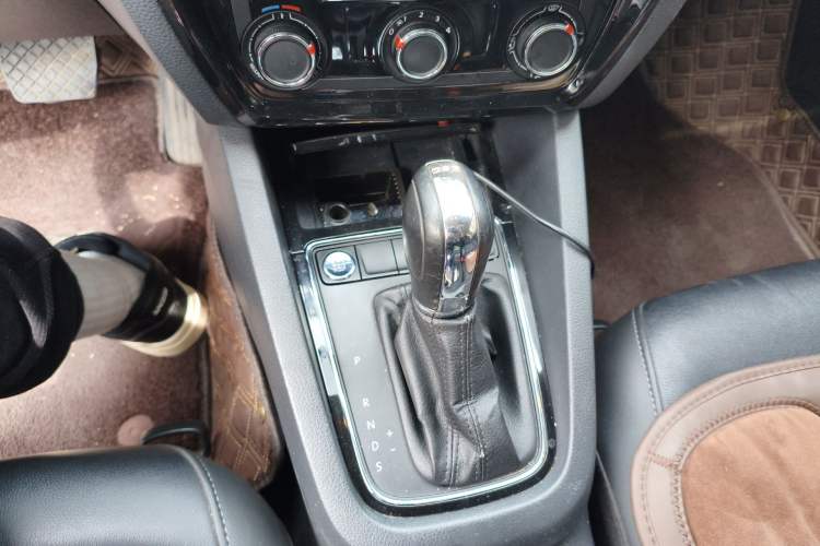 Used Volkswagen Sagitar 2018 280TSI DSG Comfort Model Gear Lever