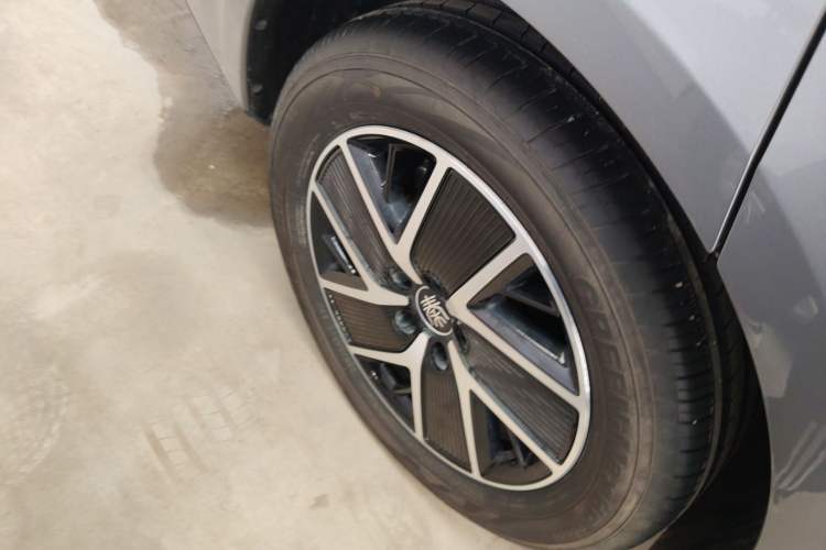 Used BYD Qin L 2025 DM-i Smart Drive 120KM Leading Model Right Rear Wheel Hub