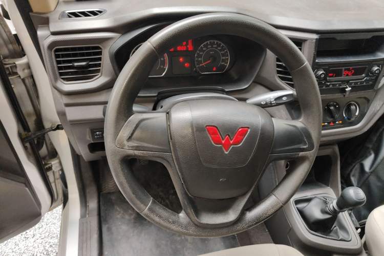 Used Wuling Hongguang V 2022 1.5L Jingqu Edition Enclosed-Window Vehicle with Hydraulic Power Steering LAR Steering Wheel