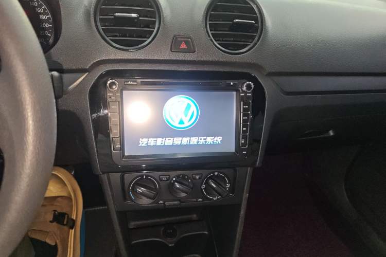 Used Volkswagen Jetta 2015 Zhuihui Edition 1.4L Manual Fashion Model Audio And AC Panel