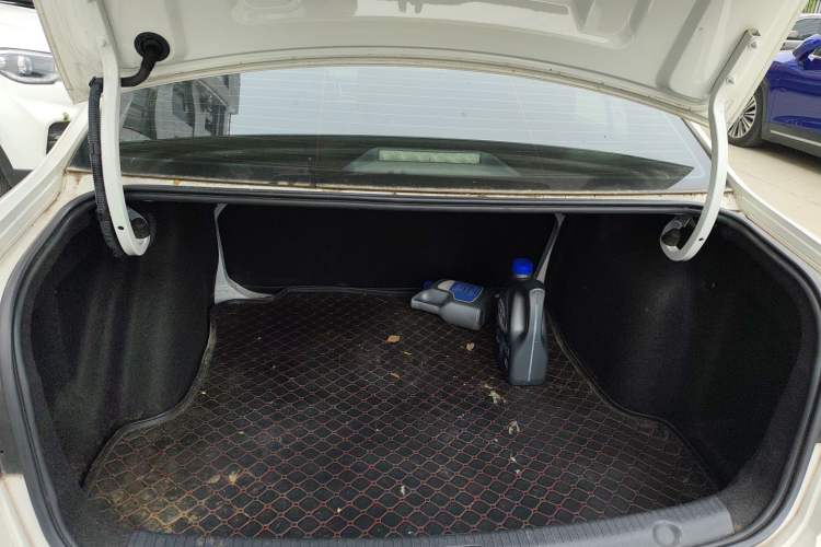 Used Volkswagen Lavida 2015 1.6L Automatic Fashion Edition Trunk