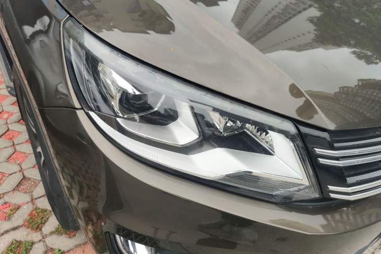 Used Volkswagen Tiguan 2015 1.8TSI Automatic All-Wheel-Drive Luxury Model Right Front Headlight