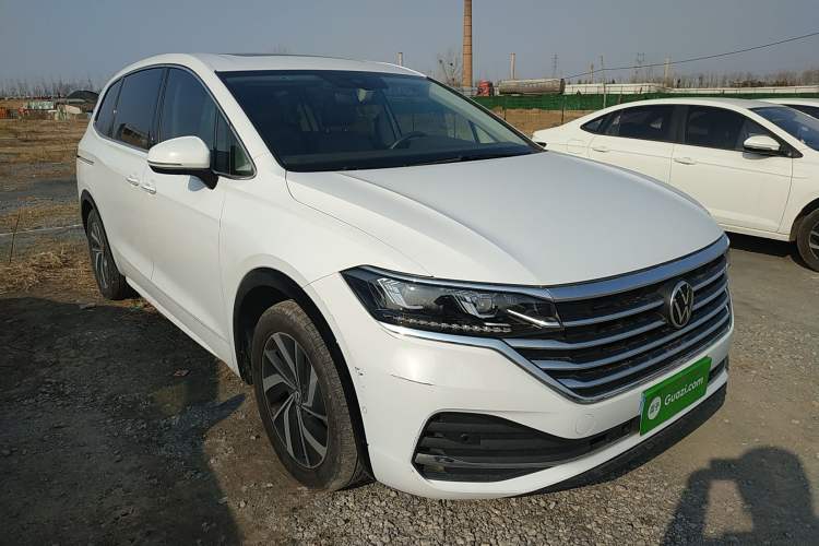 Used Volkswagen Viloran 2023 Facelift 330TSI Luxury Edition Front Right 45 Deg