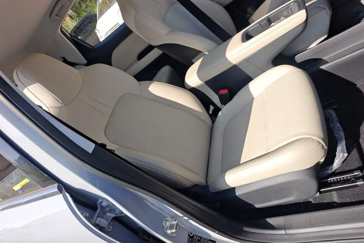 Used Wuling Bingo PLUS 2024 330 km Range Five-Seater Version Right Front Seat