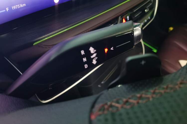 Used Buick Century 2023 2.0T Seven-Seater Yinshi Edition Gear Lever