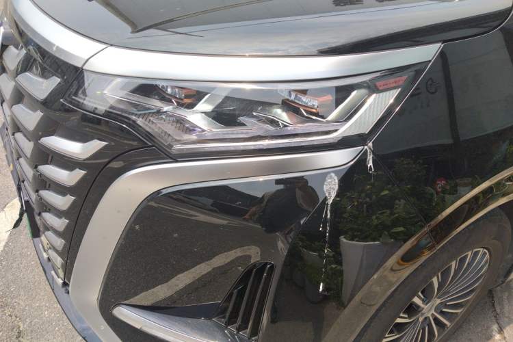 Used Denza D9 2025 DM-i Smart Drive 1020 Four-Wheel Drive Deluxe Model Left Front Headlight