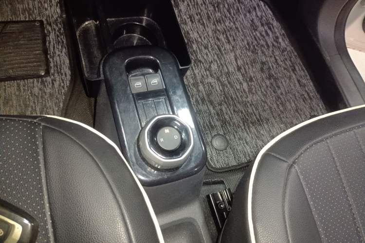 Used Geely Galaxy Panda 2024 Panda Mini 200km Endurance Bear Gear Lever