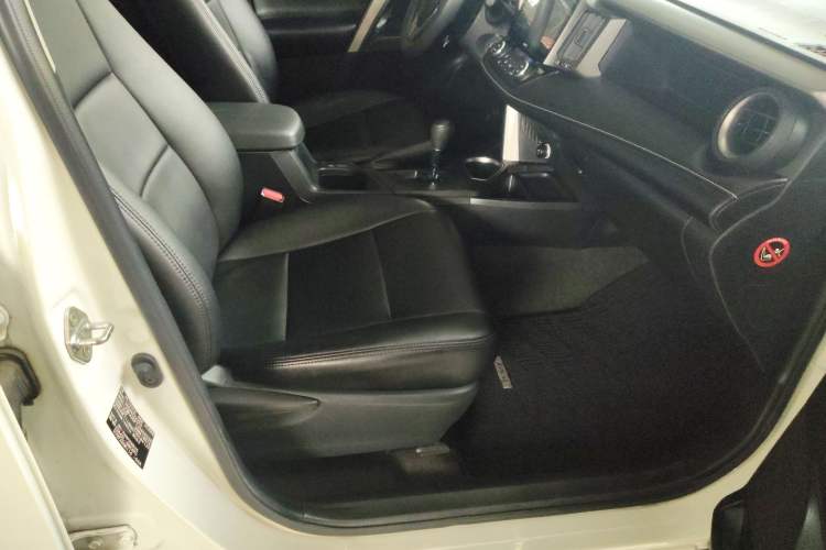 Used Toyota RAV4 2019 2.0L CVT Two-Wheel Drive Pioneer Edition China V Standard
