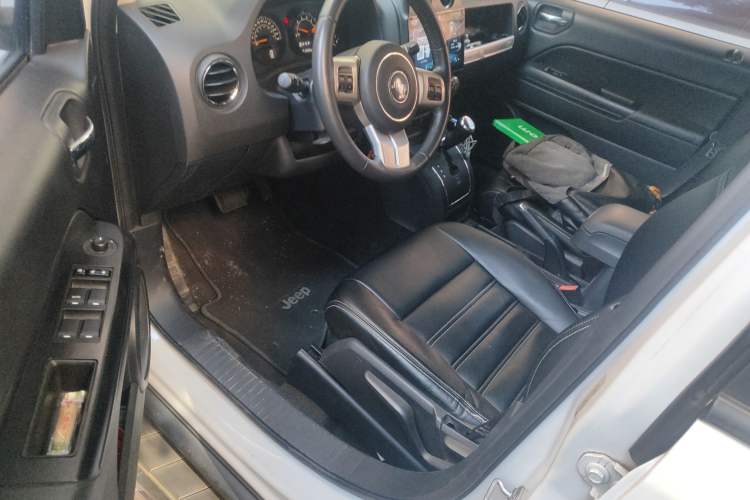 Used Jeep Compass 2014 2.0L two-wheel drive sport version
