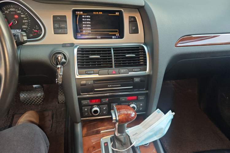 Used Audi Q7 2014 35 TFSI Off-road Model Audio And AC Panel