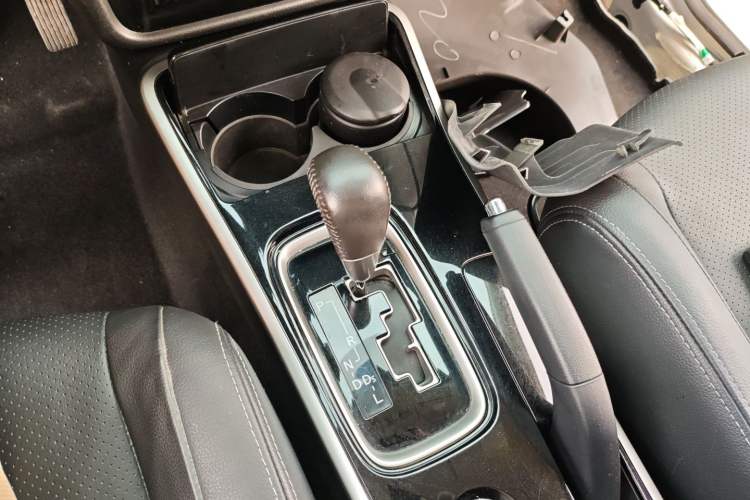 Used Mitsubishi Outlander 2018 2.0L Two-Wheel Drive Glory Edition 5 Seats Gear Lever