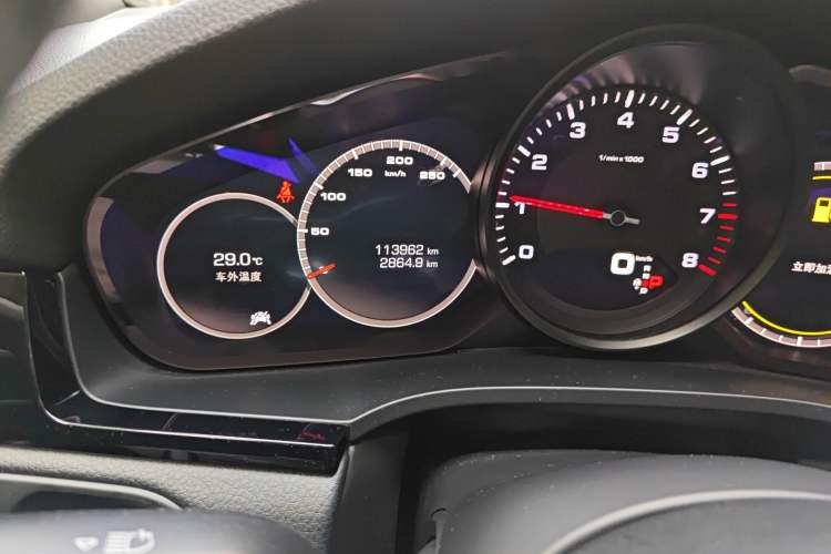 Used Porsche Cayenne 2018 Cayenne 3.0T Odometer Close Up