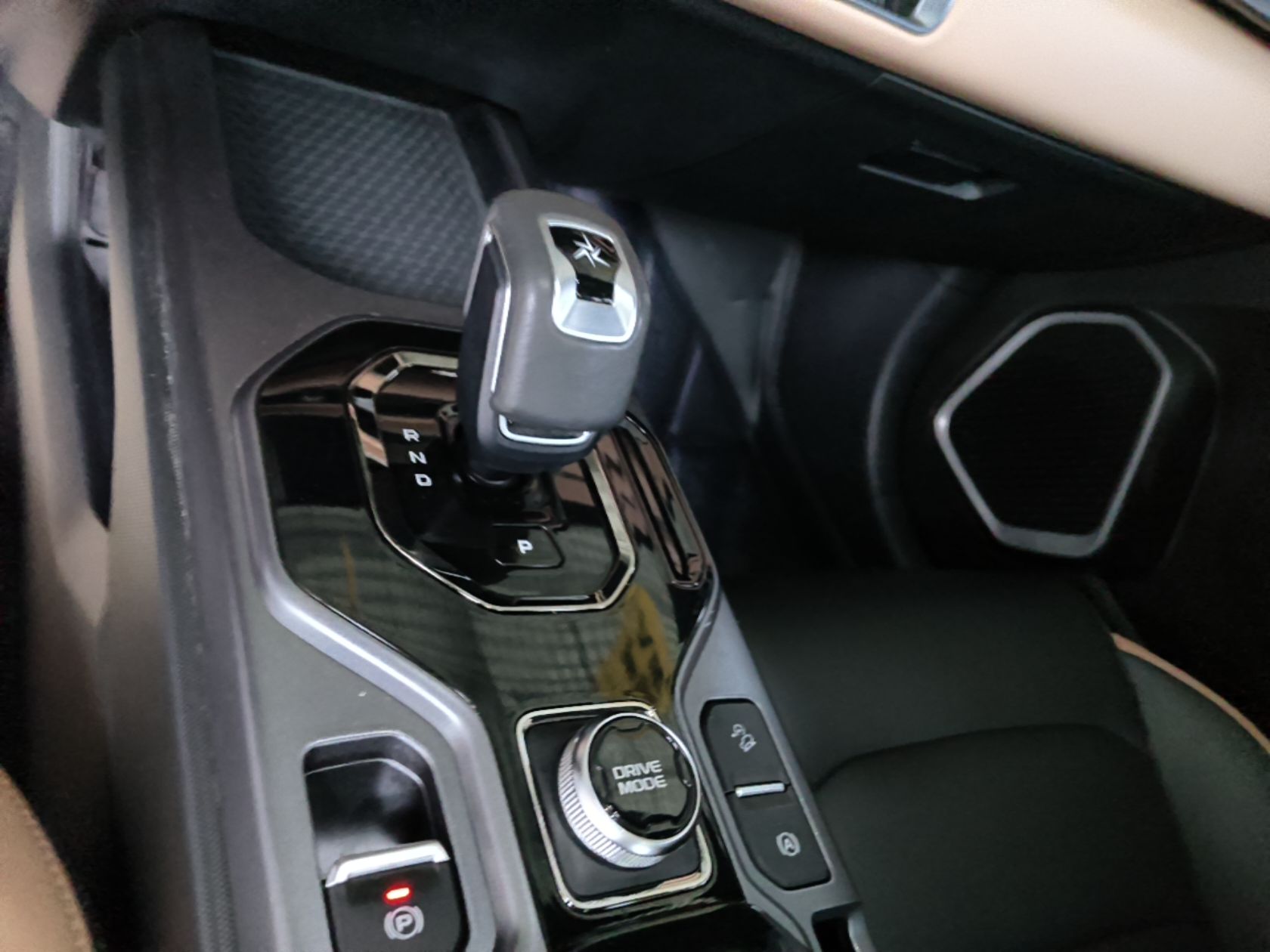 Geely Auto icon 2023 1.5TD Chocolate Luxe Edition — снимка 16