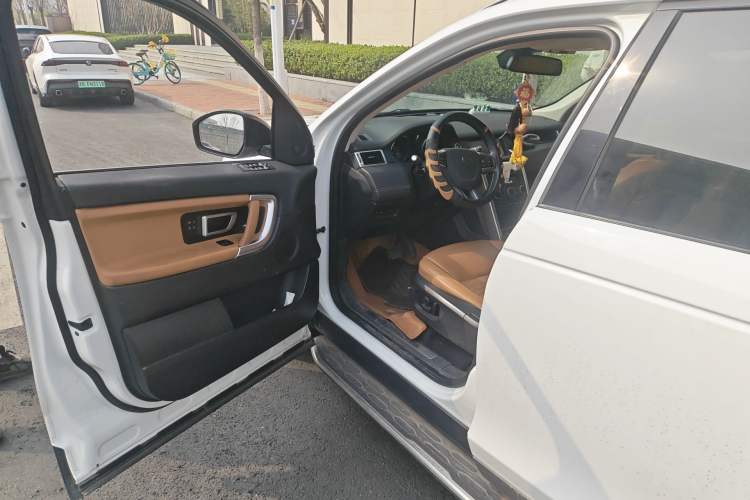 Used Land Rover Discovery Sport 2018 240 PS HSE LUXURY Edition Driver Seat