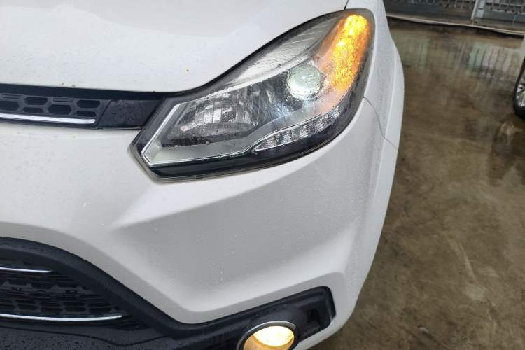 Used JMC Yusheng S350 2017 2.0T Automatic 2WD Diesel Luxury Version with Sunroof 5 Seats
