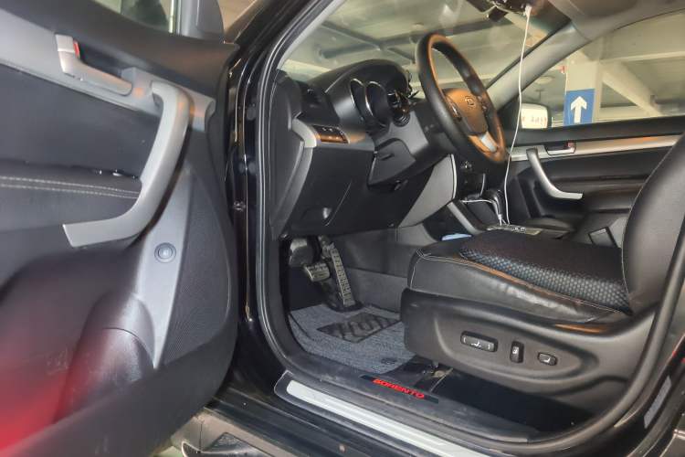 Used Kia Sorento 2012 2.4L Gasoline Luxury Edition Driver Seat