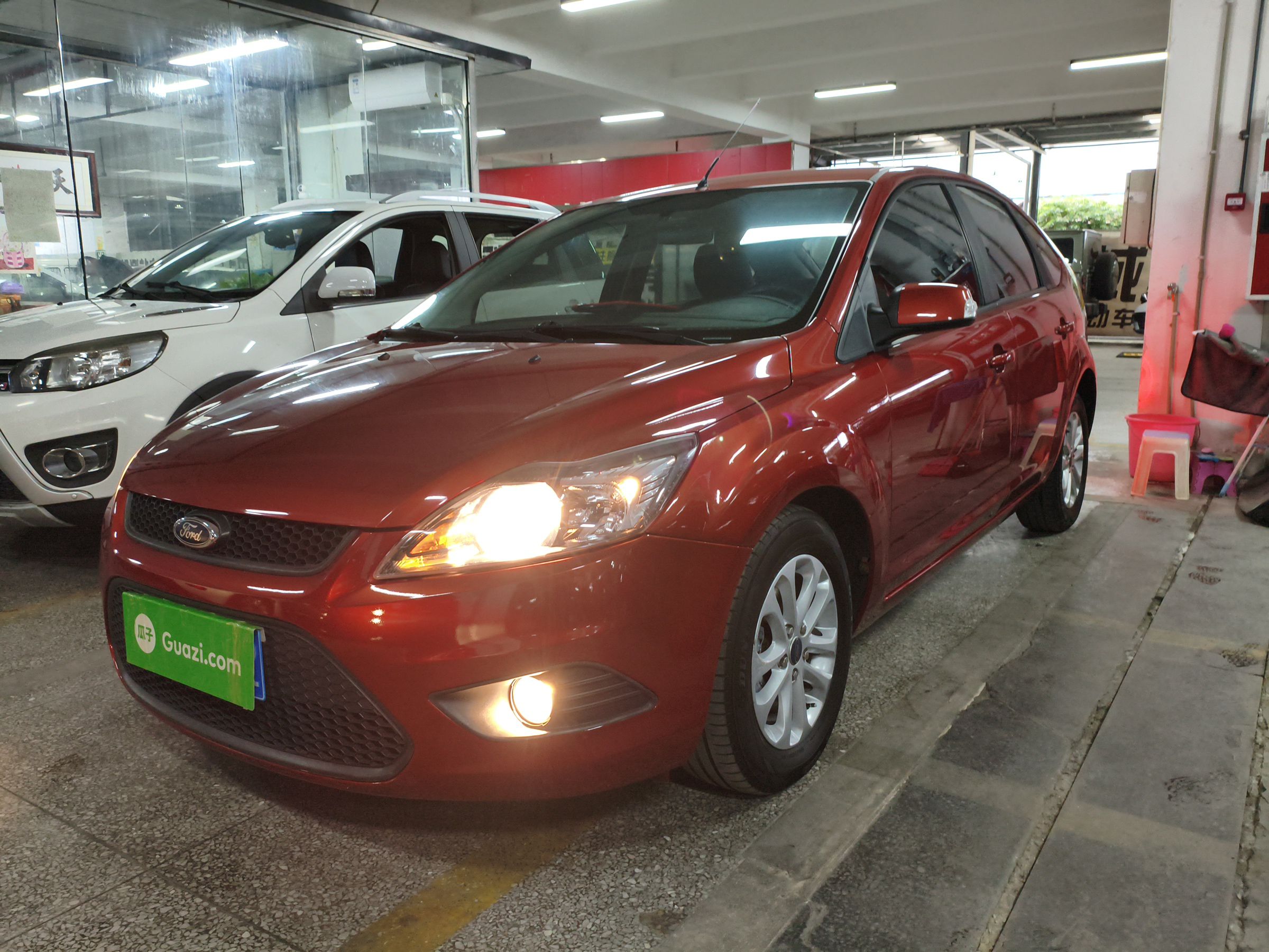 Под передней частью автомобиля