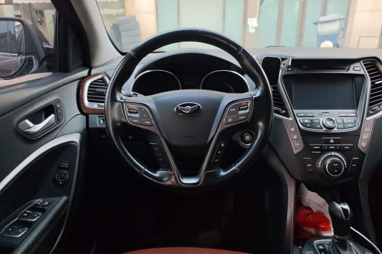 Used Hyundai Grand SantaFe 2013 3.0L 7-seat 4x4 Brown Interior Flagship Edition Steering Wheel