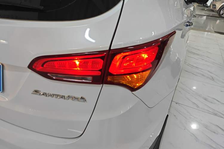 Used Hyundai Santa Fe 2017 2.0T Automatic Two-Wheel Drive Smart Version 7 Seats
