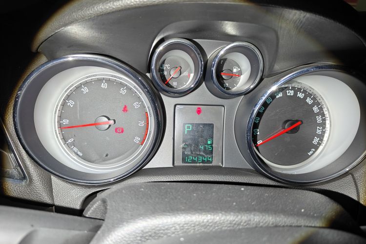 Used Buick Encore 2014 1.4T Automatic Two-Wheel Drive Urban Elite Model Odometer Close Up