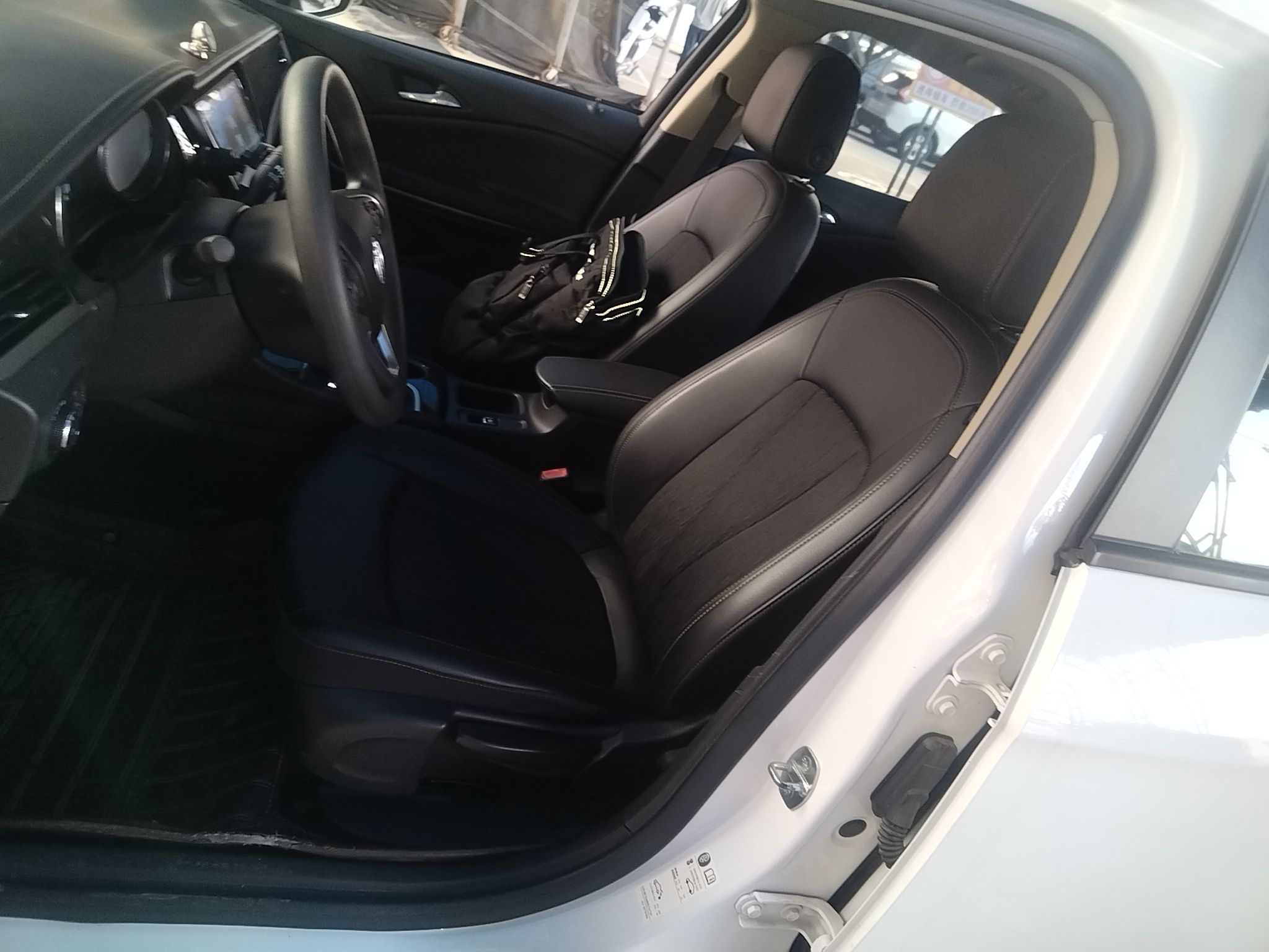 Переднее сиденье в автомобиле