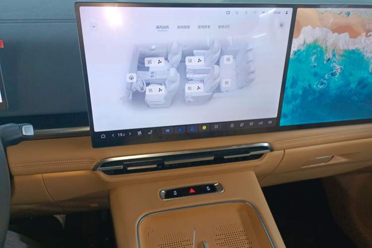 Used VOYAH Dream 2025 EV Four-Wheel Drive Flagship Kunpeng Edition Audio And AC Panel